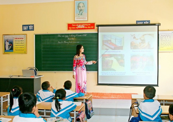 Bộ Chính trị cho phép xét đặc cách giáo viên hợp đồng: Sao Hà Nội không làm?