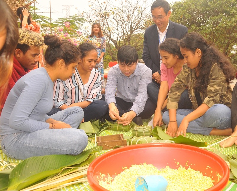 Sinh viên ‘Tây’ ăn Tết ‘ta’ sớm