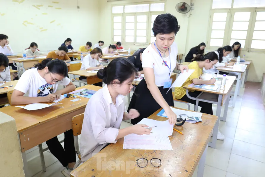 Thi tốt nghiệp THPT: Làm khó thí sinh và trường đại học?