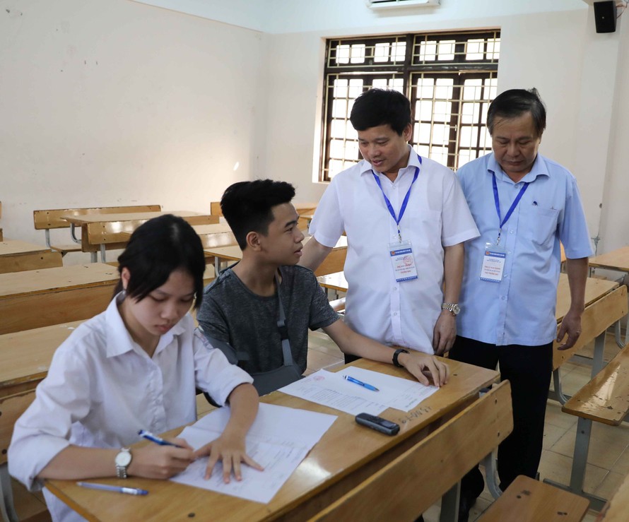 Lãnh đạo Sở GD&ĐT Hà Nội động viên thí sinh đặc biệt nhất của mùa thi năm nay. Ảnh Thanh Tùng