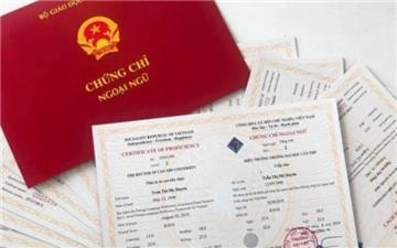 Bộ trưởng Bộ GD&ĐT Phùng Xuân Nhạ tiếp xúc cử tri tại Bình Định ngày 26/11. Ảnh Trương Định