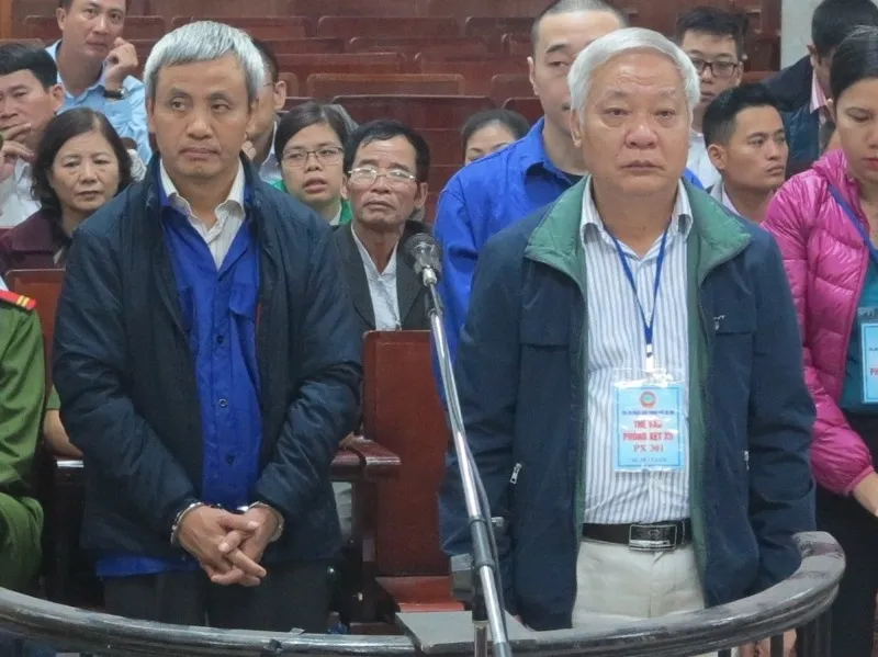Từ trái qua, các bị cáo Đoàn Văn An, Tạ Bá Long tại tòa.