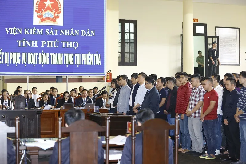 Các bị cáo tập trung trước bục khai báo.