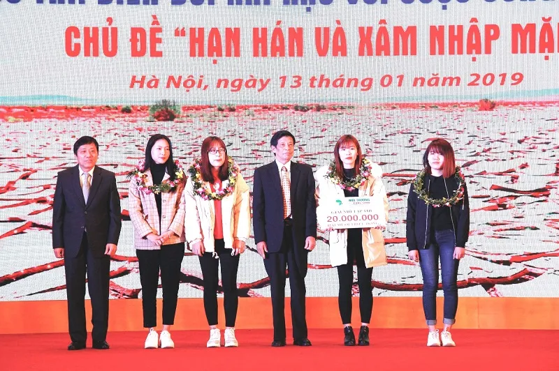GS. TS Mai Trọng Nhuận – Nguyên Giám đốc Đại học Quốc gia Hà Nội, ông Nguyễn Xuân Lai – Phó Chủ tịch Hội, kiêm Tổng thư ký Hội Nước sạch và Môi trường Việt Nam trao giải cho nhóm sinh viên đạt giải Nhì tập thể.