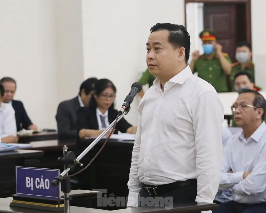 Bị cáo Phan Văn Anh Vũ trình bày tại tòa phúc thẩm. Ảnh Như Ý.