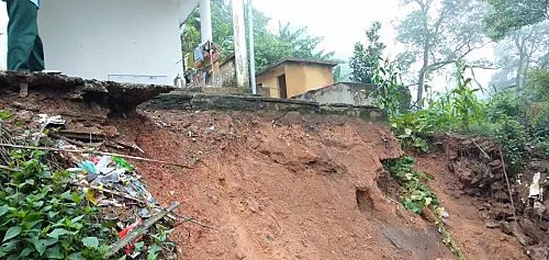 Công trình xây dựng tại huyện Mường Nhé nứt nẻ do động đất trưa nay. Nguồn: Báo Lai Châu.