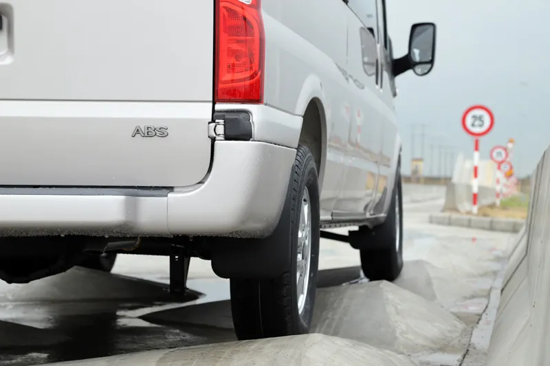 Các tiêu chí về độ ồn và tiếng động lạ của xe sẽ được đánh giá trên địa hình thử gồ ghề như đường gợn sóng, và các đoạn đường có bề mặt dây thừng hay góc sắt