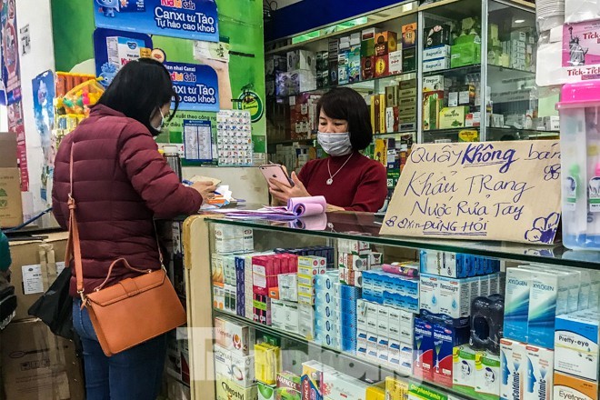 Ngày 3/2, tại chợ thuốc Hapulico Hà Nội, các quầy hàng treo biển "không bán khẩu trang";"không bán nước rửa tay khô"... ngay trong dịch virus corona. Ảnh: Duy Phạm