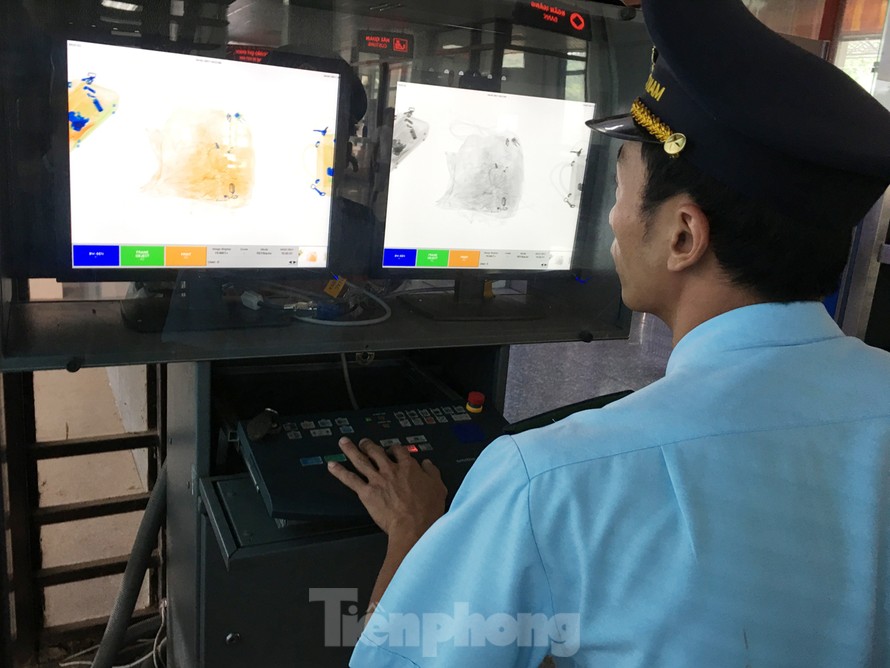 Lực lượng Hải quan soi chiếu hành lý của hành khách xuất nhập cảnh. Ảnh minh họa của: Tuấn Nguyễn