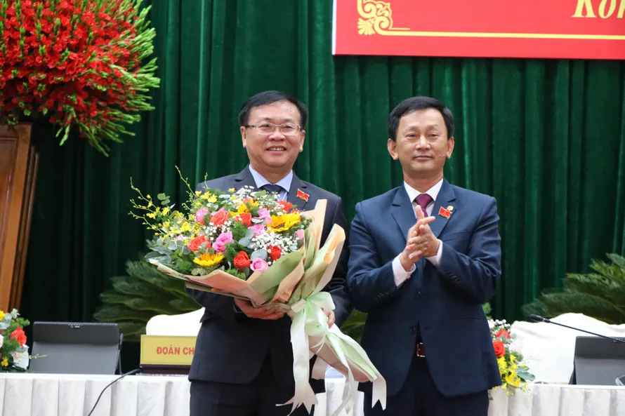 Ông Dương Văn Trang (bìa phải) tặng hoa cho nguyên Chủ tịch HĐND tỉnh Kon Tum Nguyễn Văn Hòa. Ảnh: Nhật Nguyễn.