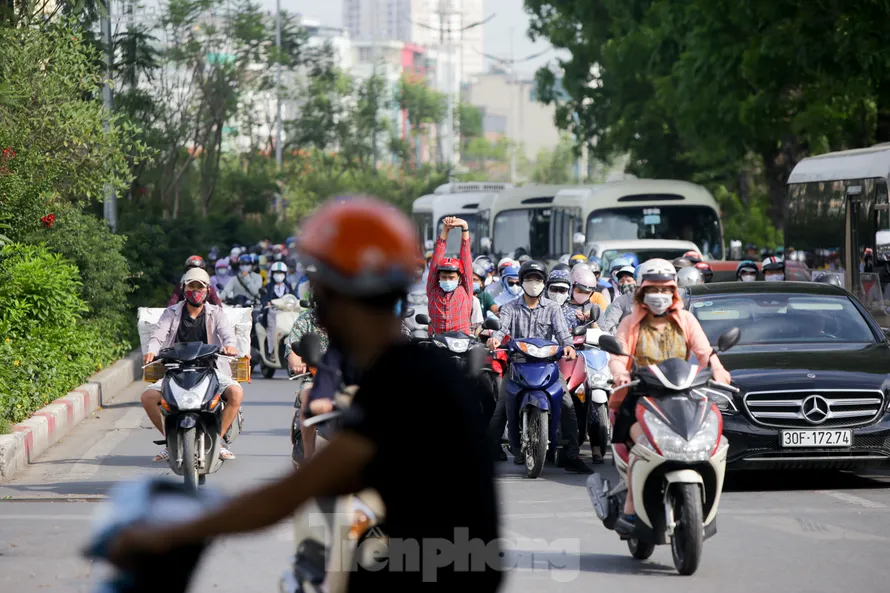 Người dân Hà Nội khổ sở ra đường trong ngày đầu đợt cao điểm nắng nóng