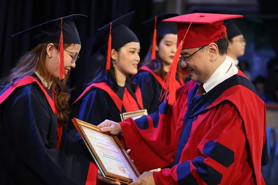 Tân cử nhân tốt nghiệp 3.98/4.0, đạt TOEIC 900 