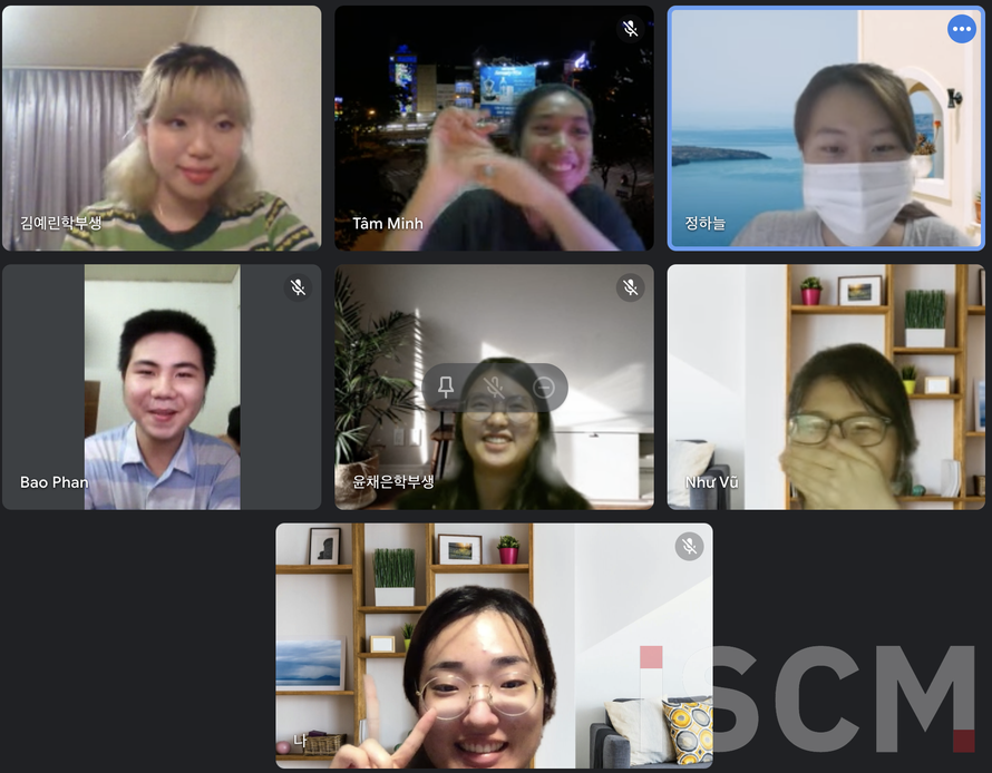 Các bạn sinh viên trao đổi nhóm online.