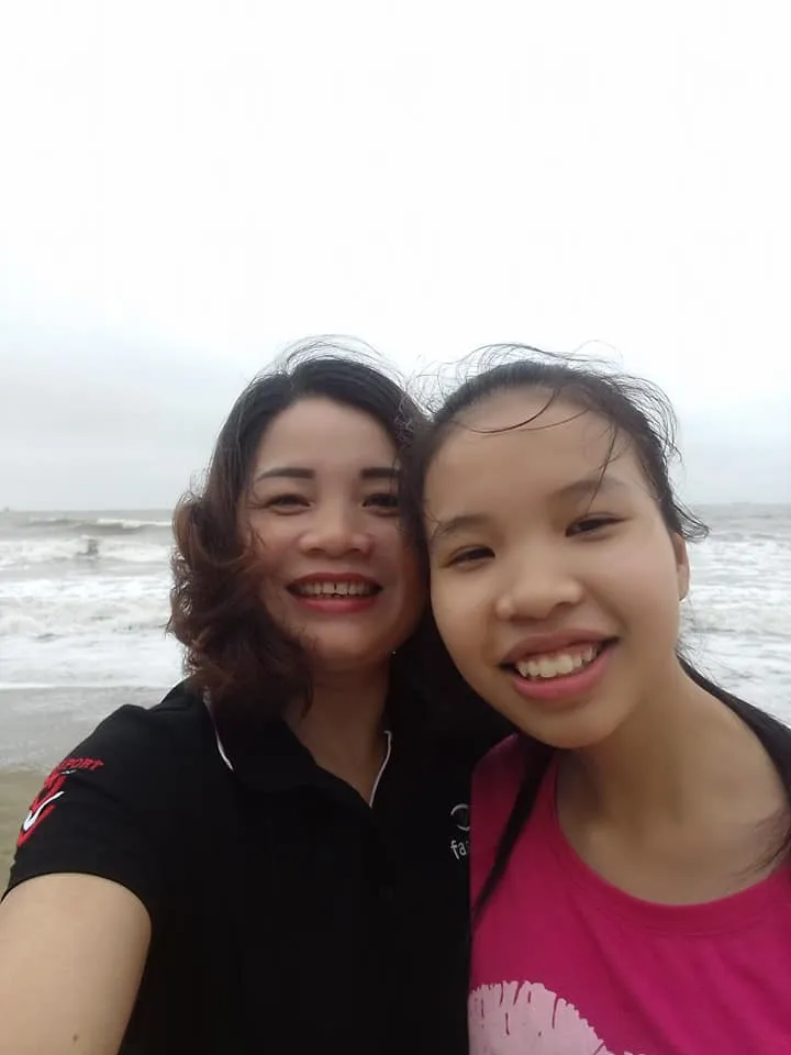 Em Nguyễn Thị Kim Ngân và mẹ