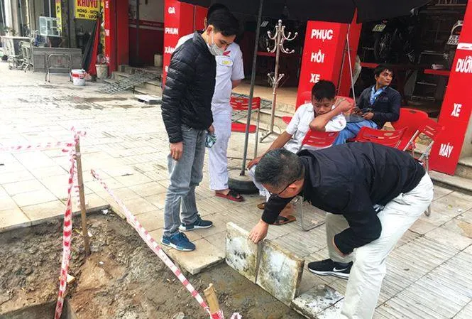 Chủ tịch Hà Nội khẳng định đá lát vỉa hè ở Hà Nội không đúng kích cỡ, độ dày. Ảnh: Trường Phong