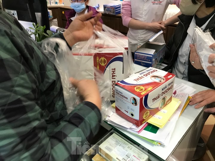 Nhiều người dân ở Hà Nội đi mua khẩu trang y tế phòng dịch