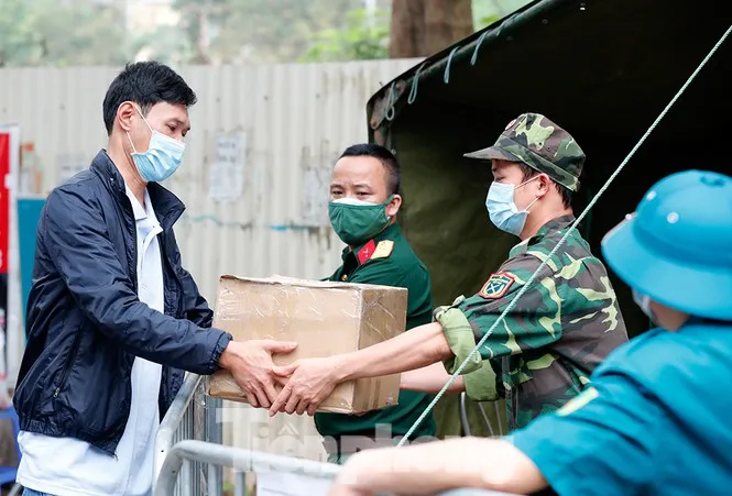 Gửi đồ tiếp tế cho người thân trong khu cách ly tập trung Pháp Vân - Tứ Hiệp (Hà Nội). Ảnh: Nhật Minh