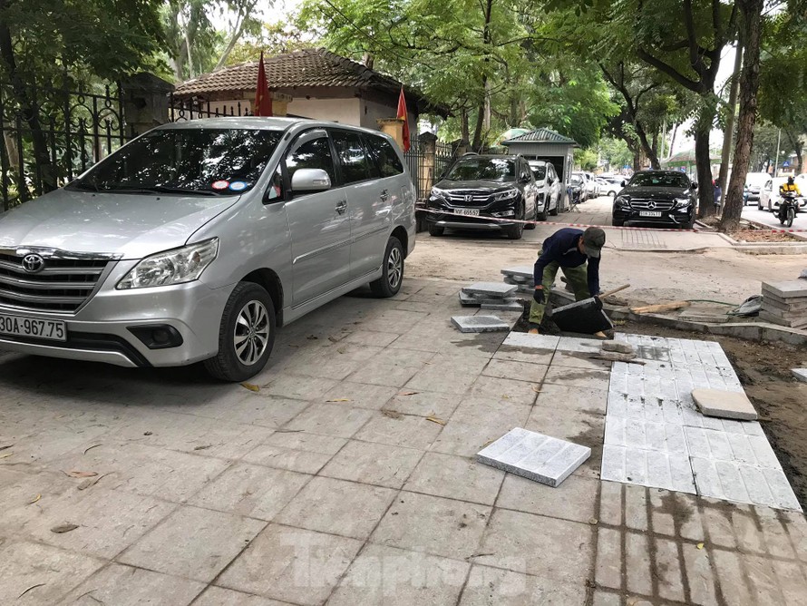 Ô tô vô tư đỗ trên vỉa hè đang được lát đá trên phố Huỳnh Thúc Kháng
