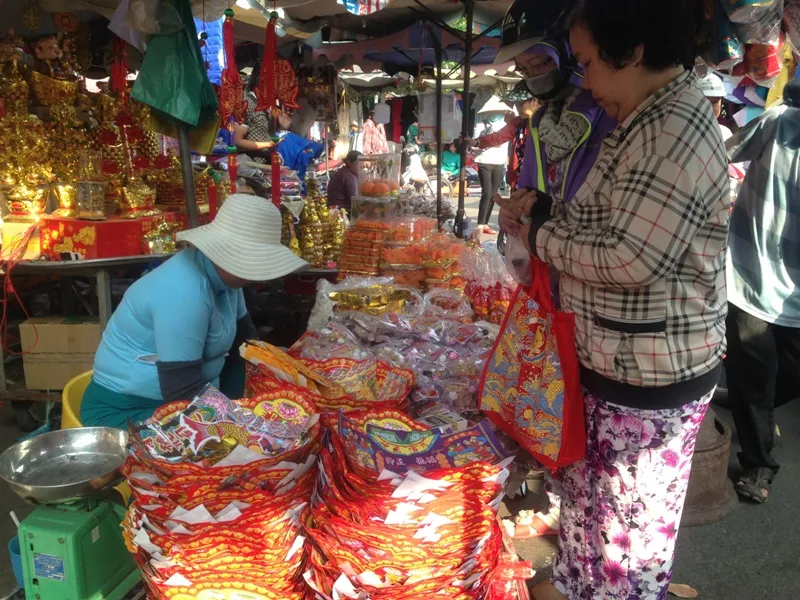 Người Sài mua sắm đồ cúng ông Táo