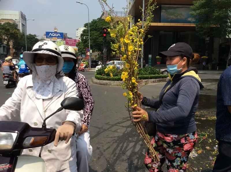 Cầm hoa trên tay bán cho "yên tâm"