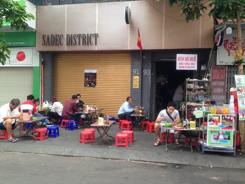 Hàng ăn vỉa hè hốt bạc ngày tết