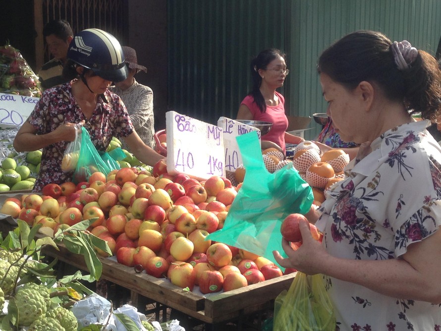 Táo Mỹ giá bèo 40.000 đồng/kg, dân Sài Gòn chen nhau mua