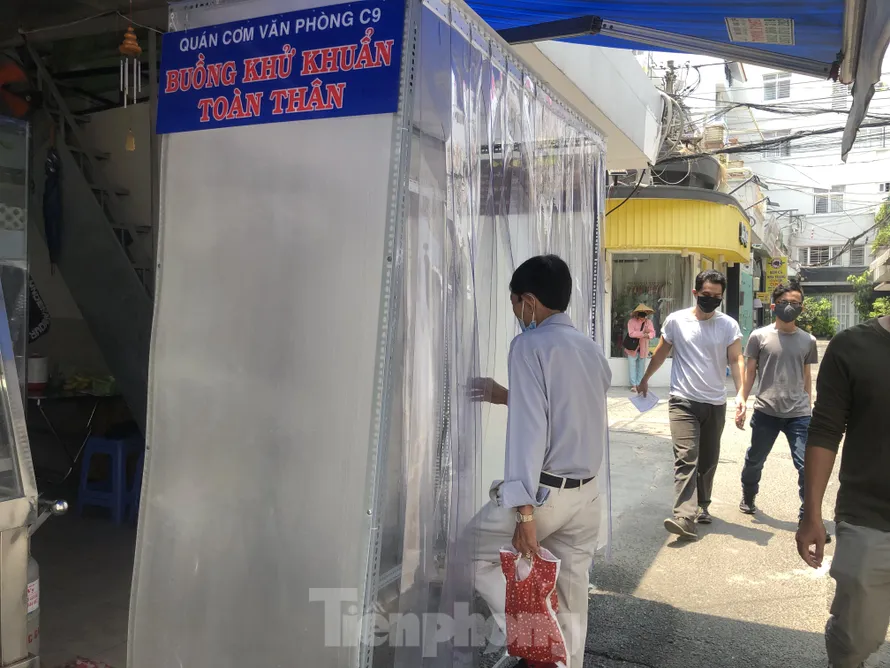 Buồng khử khuẩn toàn thân do chủ quán tự lắp ráp