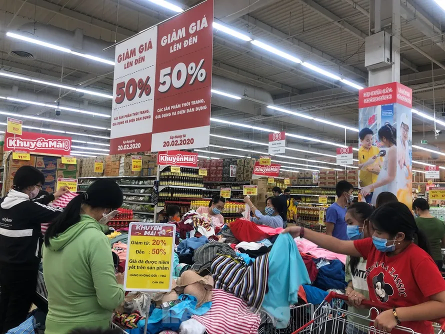 Săn thời trang giảm giá trong siêu thị dịp 30/4