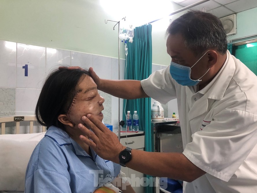TS.BS Nguyễn Văn Thanh kiểm tra sức khỏe cho cô gái mang khối u 22 năm