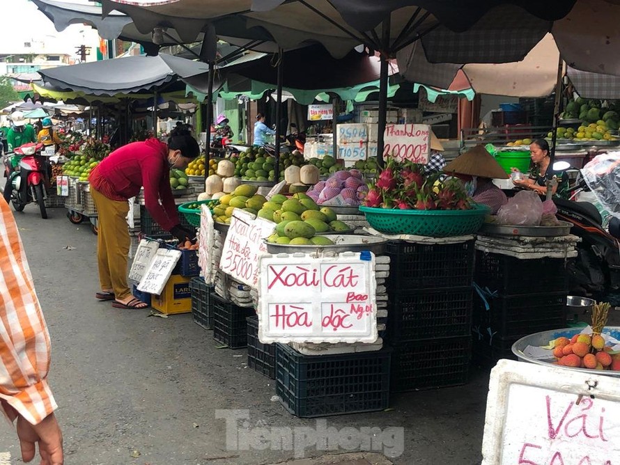 Xoài rộ chợ nhưng khá vắng người mua