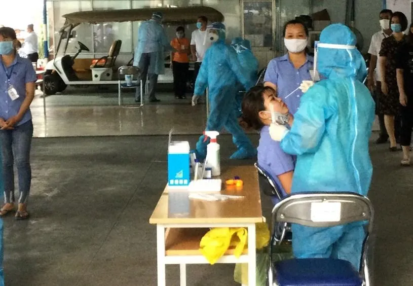 Lấy mẫu xét nghiệm COVID-19 (ảnh: HCDC)