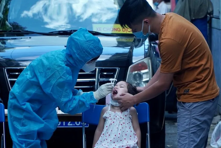 Lấy mẫu xét nghiệm tại nơi có ca từ F2 thành F0 (ảnh: HCDC)