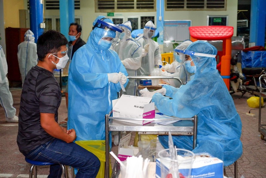TPHCM lấy mẫu xét nghiệm COVID-19 (ảnh: HCDC)
