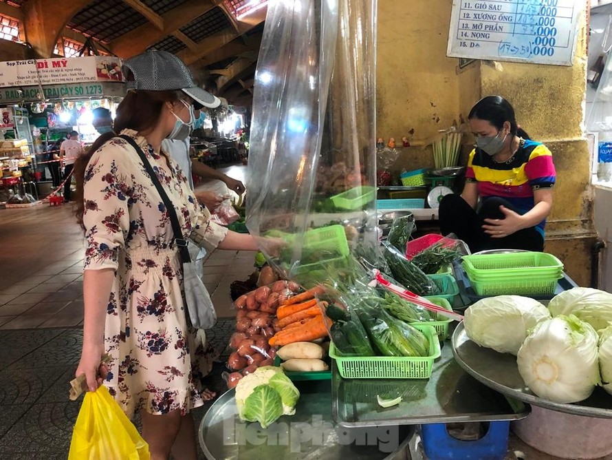Người dân chọn mua thực phẩm tại chợ Bến Thành