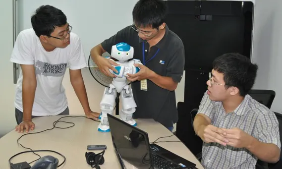 Các bạn sinh viên nghiên cứu phát triển ứng dụng trên Smartoshin