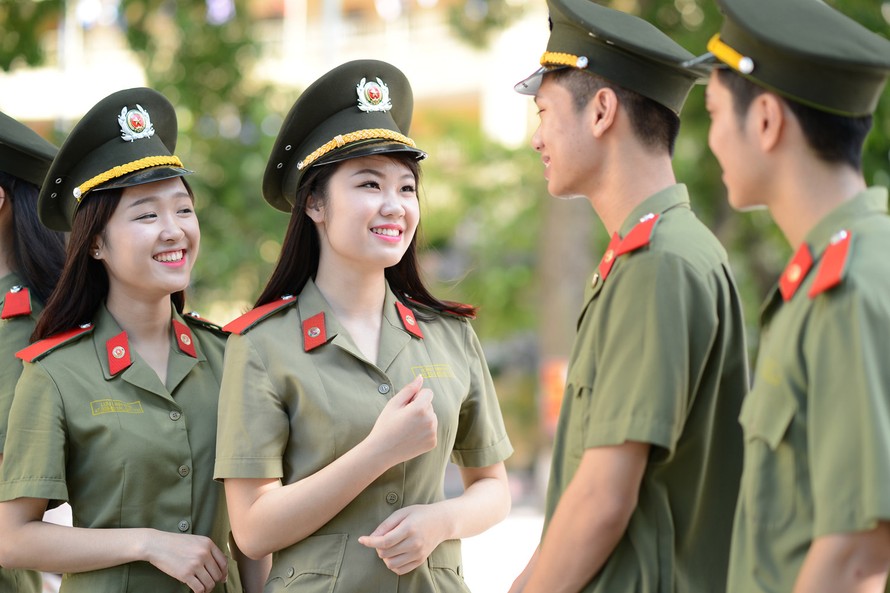 Ngắm các "nam thanh nữ tú" Học viện An ninh trong đồng phục màu cỏ úa