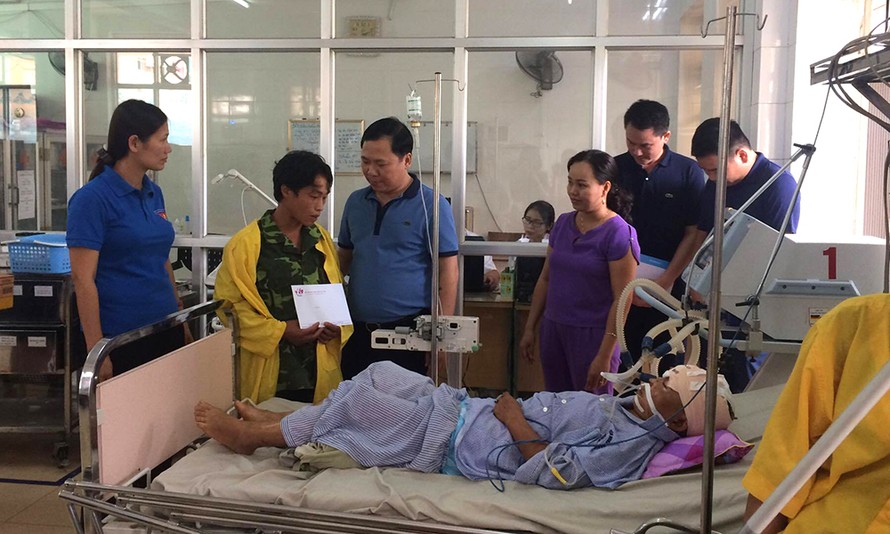 Anh Nguyễn Phi Long - Bí thư T.Ư Đoàn, Chủ tịch T.Ư Hội LHTN Việt Nam trao kinh phí hỗ trợ cho gia đình anh Hàng A Nhà