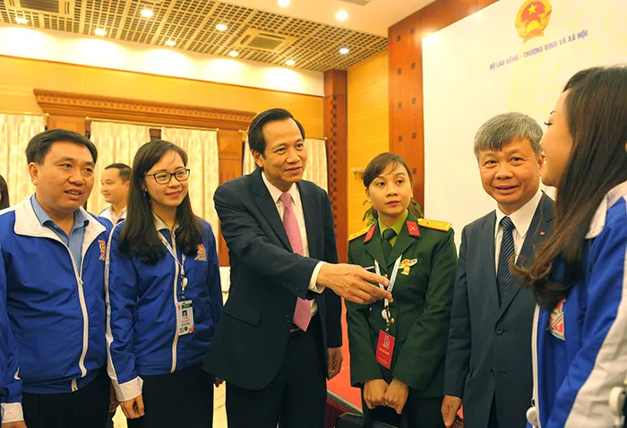 Bộ trưởng LĐ-TB&XH trao đổi với các đại biểu. ẢNh: Xuân Tùng