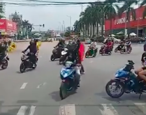 Chặn đường cho nhóm phượt di chuyển, thành viên đoàn xe nói gì? 
