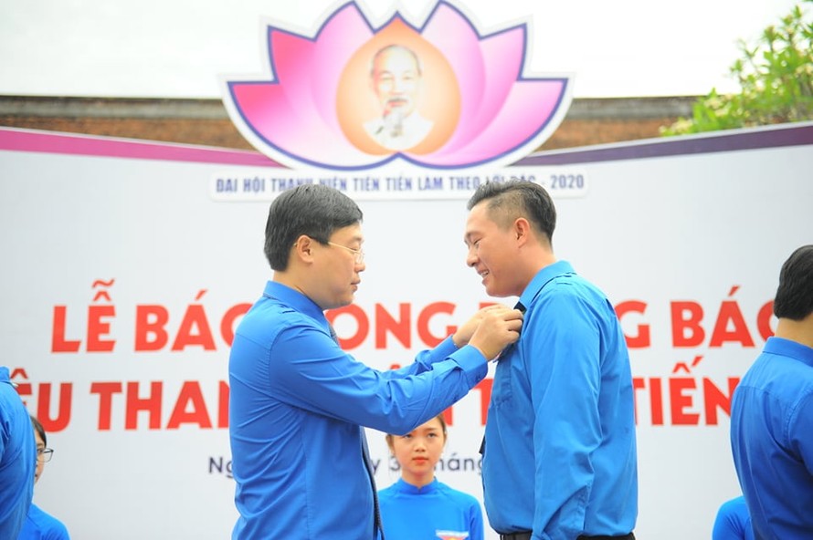 Đồng chí Lê Quốc Phong - Ủy viên Dự khuyết BCH Trung ương Đảng, Bí thư thứ nhất BCH Trung ương Đoàn trao huy hiệu Thanh niên tiên tiến làm theo lời bác cho đại biểu dự Đại hội Thanh niên tiên tiến làm theo lời Bác lần thứ VI năm 2020. Ảnh: Mạnh Thắng