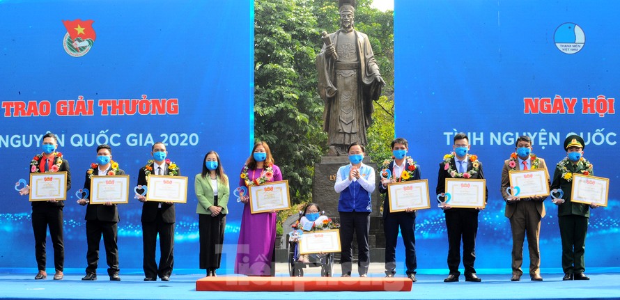 Bí thư thứ nhất T.Ư Đoàn, Chủ tịch T.Ư Hội LHTN Việt Nam Nguyễn Anh Tuấn và Trưởng Đại diện Quỹ Dân số LHQ Naomi Kitahara trao giải thưởng tình nguyện quốc gia