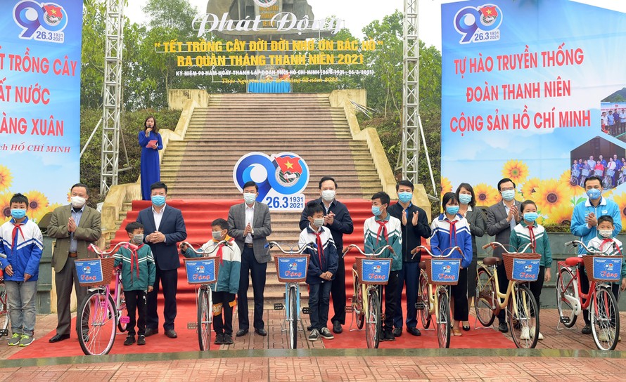 Trồng 10.000 cây xanh, tặng nhiều tủ sách, sân chơi tại Thái Nguyên