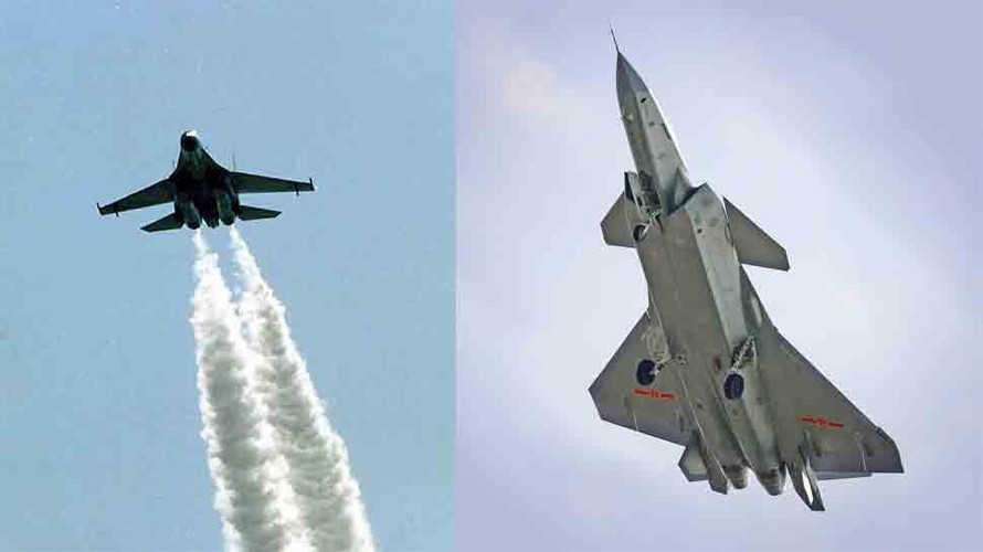 Su-30 (trái) sẽ chiếm ưu thế lớn trong không chiến với J-20