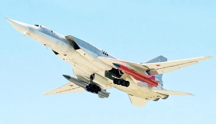 Máy bay Tu-22M với tên lửa Kh-32 dưới cánh