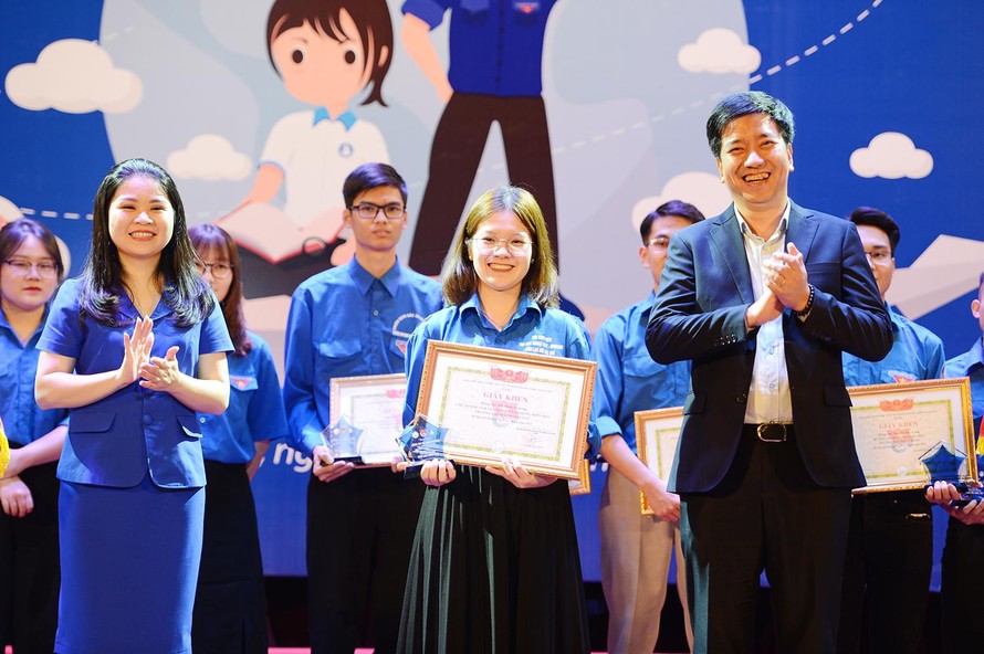Bí thư Thành Đoàn Hà Nội Chu Hồng Minh cùng anh Trương Ngọc Kiểm, Bí thư Đoàn ĐHQG Hà Nội trao giải thưởng Ngôi sao xanh tới bí thư chi đoàn, chi hội trưởng, chủ nhiệm CLB tiêu biểu.