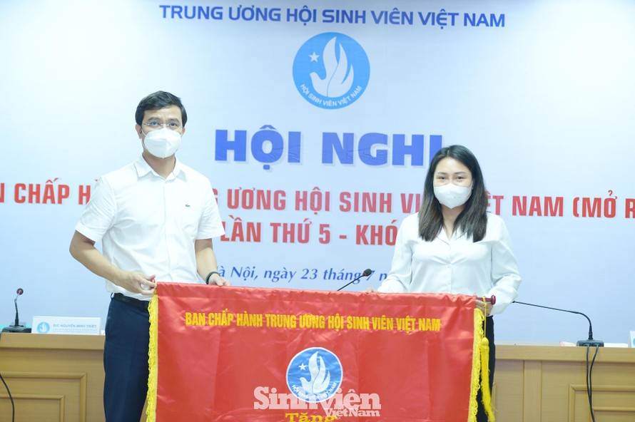 Anh Bùi Quang Huy, Ủy viên dự khuyết T.Ư Đảng, Bí thư thường trực T.Ư Đoàn, Chủ tịch Hội Sinh viên Việt Nam tặng cờ thi đua cho Hội sinh viên TP. Hà Nội. Ảnh: DƯƠNG TRIỀU.