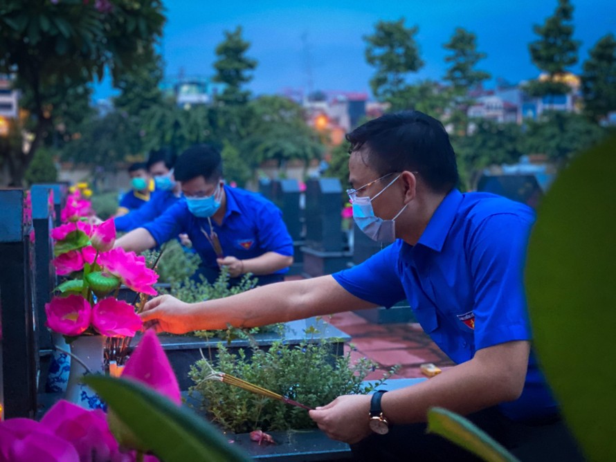 Tuổi trẻ Thủ đô thắp nến tri ân các anh hùng liệt sĩ