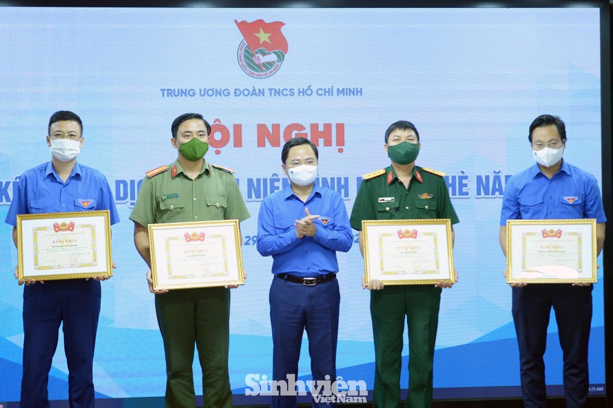 Anh Nguyễn Anh Tuấn - Bí thư thứ nhất T.Ư Đoàn trao bằng khen cho những đơn vị trực thuộc tiêu biểu trong chiến dịch Thanh niên tình nguyện hè năm 2021.