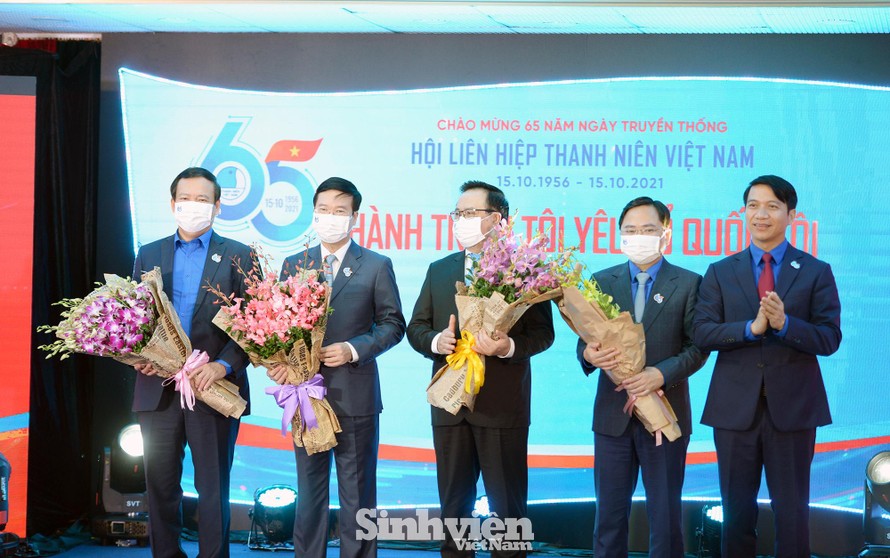 Các đại biểu nguyên là Bí thứ thứ nhất T.Ư Đoàn; nguyên Chủ tịch Hội LHTN Việt Nam các thời kỳ nhận hoa chúc mừng của T.Ư Hội.