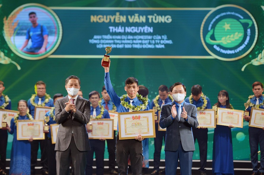 Ông Trần Tuấn Anh - Trưởng Ban Kinh tế T.Ư và anh Nguyễn Anh Tuấn - Bí thư thứ nhất T.Ư Đoàn trao giải thưởng cho các gương tiêu biểu. Ảnh: DƯƠNG TRIỀU